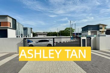 NEW & RARE! 1.5-Sty Detached Factory Bkt Minyak 14607sf HIGH CEILING!