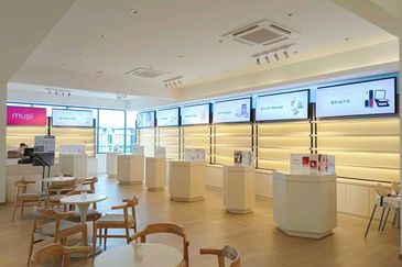 2-ADJOINING Reno Furnish Provided Shop Office Iconic Point with Lift