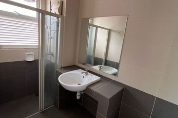 Triple Storey Superlink House Setia Alam ( Anjung Sari)  for Sale 