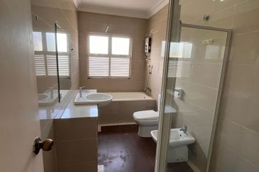 Triple Storey Superlink House Setia Alam ( Anjung Sari)  for Sale 