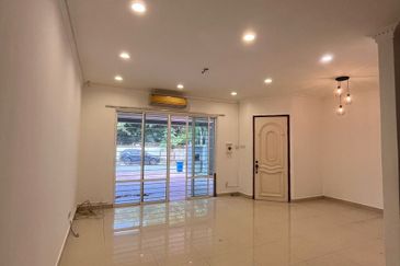Triple Storey Superlink House Setia Alam ( Anjung Sari)  for Sale 
