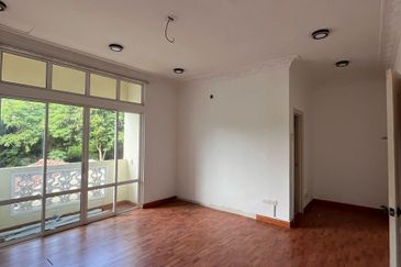 Triple Storey Superlink House Setia Alam ( Anjung Sari)  for Sale 