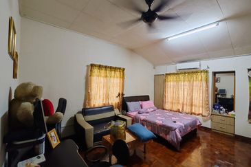 Jalan Anggerik Tania