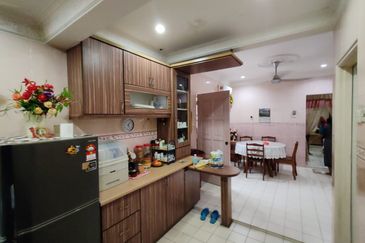 Jalan Anggerik Tania