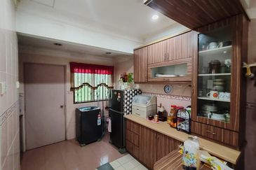 Jalan Anggerik Tania