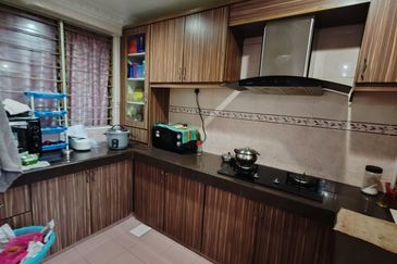 Jalan Anggerik Tania