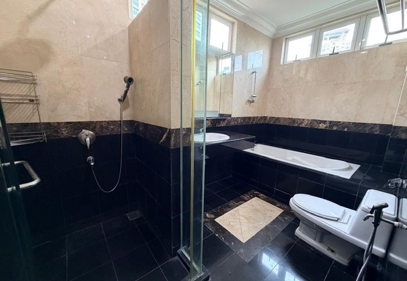 Kiara Peak (Puncak Kiara)