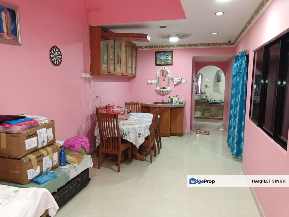 SRI SERDANG, FULLY RENOVATED & EXTENDED WITH BUILTINS IN ROOMS & KITCHEN, FULLY TILED FLOORING. ACCESS BY HIGHWAYS, NEAR KOMUTER & MRT. 019-2664083., Selangor, Seri Kembangan