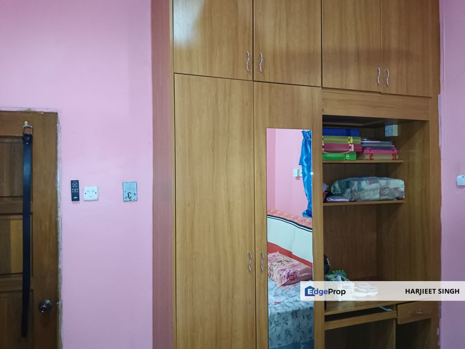 SRI SERDANG, FULLY RENOVATED & EXTENDED WITH BUILTINS IN ROOMS & KITCHEN, FULLY TILED FLOORING. ACCESS BY HIGHWAYS, NEAR KOMUTER & MRT. 019-2664083., Selangor, Seri Kembangan