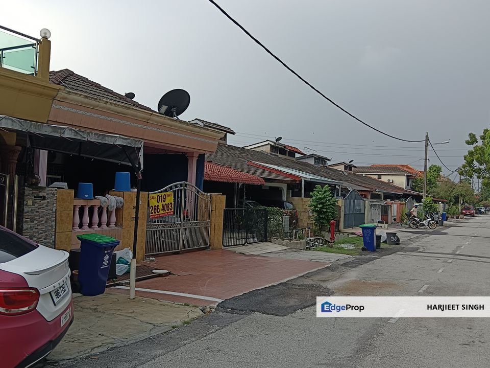 SRI SERDANG, FULLY RENOVATED & EXTENDED WITH BUILTINS IN ROOMS & KITCHEN, FULLY TILED FLOORING. ACCESS BY HIGHWAYS, NEAR KOMUTER & MRT. 019-2664083., Selangor, Seri Kembangan