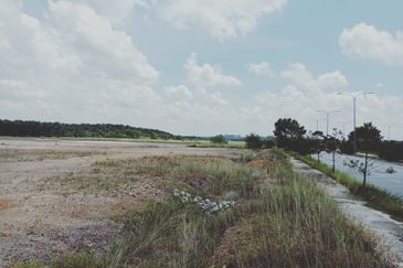 PRIME RAWANG FREEHOLD & MAINROAD POTENTIAL INDUSTRIAL LAND, NEAR PERODUA WITH GOOD ACCESS TO HIGHWAYS AND PORTS.