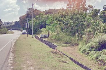 PUTRA JAYA/CYBER JAYA FREEHOLD & MAIN ROAD WITH DUAL FRONTAGE. FOR COMMERCIAL/RESIDENTIAL, HIGHRISE OR LANDED. GOOD ACCESS BY HIGHWAY & TRAIN.