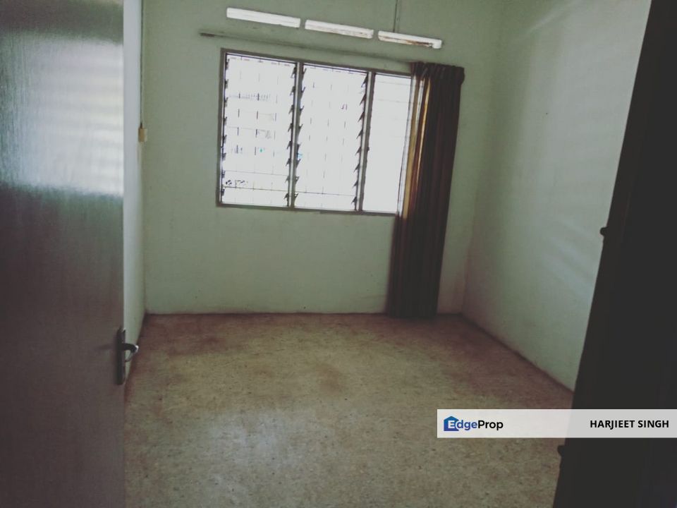 SS 2 PETALING JAYA, NEAR BAHAGIA LRT STATION AND CHOW YANG. FREEHOLD GOOD CONDITION & EASY ACCESS TO LDP, NKVE, SPRINT, FEDERAL HIGHWAY & LRT., Selangor, Petaling Jaya