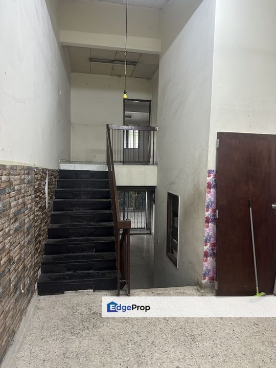 Freehold 1 & 1/2 storey terrace house for sale near pasar pagi, field, primary school and secondary school, Kuala Lumpur, Kepong
