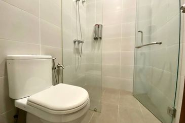 Renovated! Corner Lot 2.5 Storey Seksyen 16 @ Shah Alam