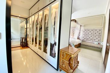 Renovated! Corner Lot 2.5 Storey Seksyen 16 @ Shah Alam