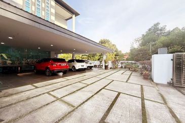 Spacious 3.5 Storey Bungalow with Private Pool & Lift @ Equine Park Seri Kembangan