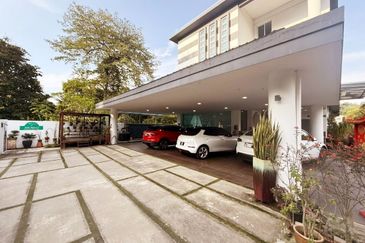 Spacious 3.5 Storey Bungalow with Private Pool & Lift @ Equine Park Seri Kembangan