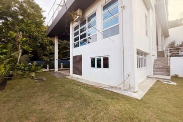Spacious 3.5 Storey Bungalow with Private Pool & Lift @ Equine Park Seri Kembangan