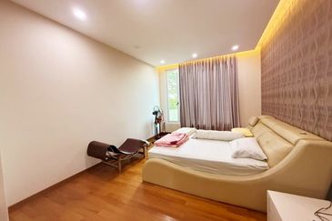 Spacious 3.5 Storey Bungalow with Private Pool & Lift @ Equine Park Seri Kembangan