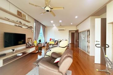 Spacious 3.5 Storey Bungalow with Private Pool & Lift @ Equine Park Seri Kembangan