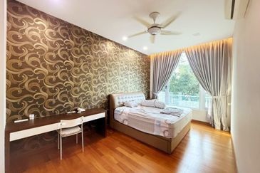 Spacious 3.5 Storey Bungalow with Private Pool & Lift @ Equine Park Seri Kembangan