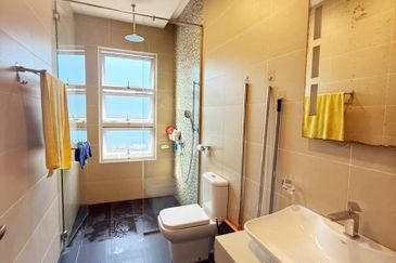 Spacious 3.5 Storey Bungalow with Private Pool & Lift @ Equine Park Seri Kembangan