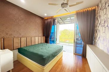 Spacious 3.5 Storey Bungalow with Private Pool & Lift @ Equine Park Seri Kembangan