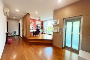 Spacious 3.5 Storey Bungalow with Private Pool & Lift @ Equine Park Seri Kembangan