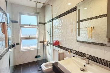 Spacious 3.5 Storey Bungalow with Private Pool & Lift @ Equine Park Seri Kembangan