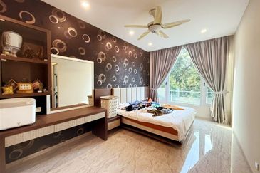 Spacious 3.5 Storey Bungalow with Private Pool & Lift @ Equine Park Seri Kembangan