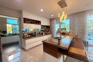 Spacious 3.5 Storey Bungalow with Private Pool & Lift @ Equine Park Seri Kembangan