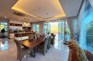 Spacious 3.5 Storey Bungalow with Private Pool & Lift @ Equine Park Seri Kembangan