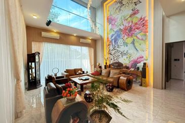 Spacious 3.5 Storey Bungalow with Private Pool & Lift @ Equine Park Seri Kembangan