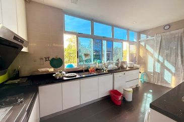 Spacious 3.5 Storey Bungalow with Private Pool & Lift @ Equine Park Seri Kembangan