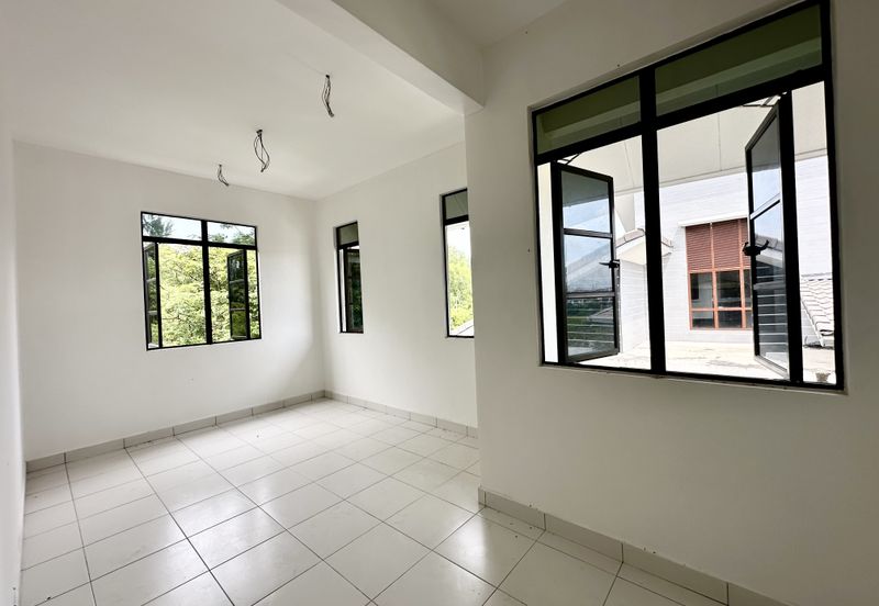 PKNS Seksyen 3 Bandar Baru Bangi Lake-Facing Two-and-a-Half-Storey Semi-D 