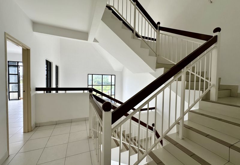 PKNS Seksyen 3 Bandar Baru Bangi Lake-Facing Two-and-a-Half-Storey Semi-D 