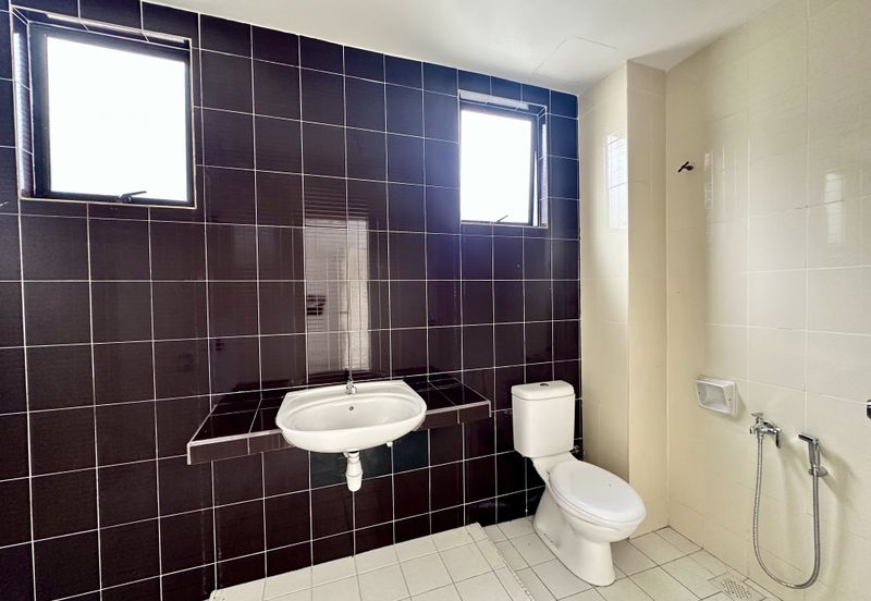 PKNS Seksyen 3 Bandar Baru Bangi Lake-Facing Two-and-a-Half-Storey Semi-D 