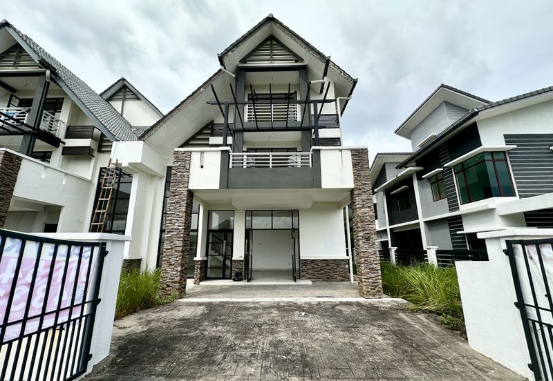 PKNS Seksyen 3 Bandar Baru Bangi Lake-Facing Two-and-a-Half-Storey Semi-D 