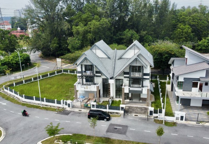 PKNS Seksyen 3 Bandar Baru Bangi Lake-Facing Two-and-a-Half-Storey Semi-D 
