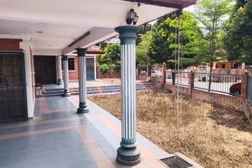 bandar sungai long corner