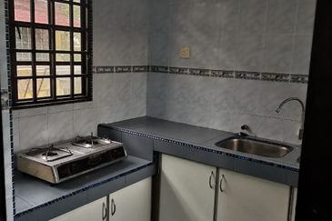 bandar sungai long corner