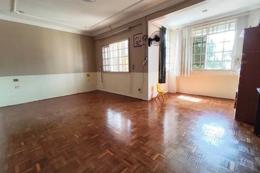 Double storey intermediate at Stapok Selatan Batu Kawa for sale