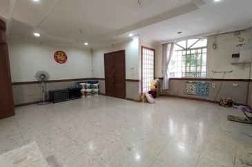 Double storey intermediate at Stapok Selatan Batu Kawa for sale