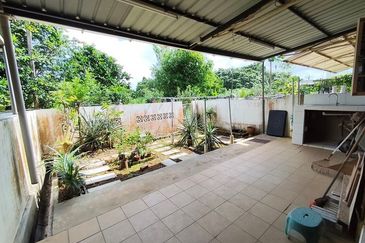 Double storey intermediate at Stapok Selatan Batu Kawa for sale