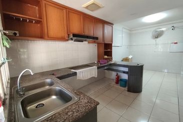 Double storey intermediate at Stapok Selatan Batu Kawa for sale