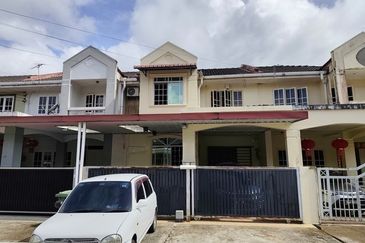 Double storey intermediate at Stapok Selatan Batu Kawa for sale