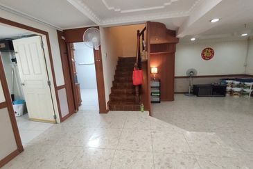 Double storey intermediate at Stapok Selatan Batu Kawa for sale