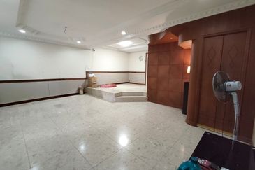 Double storey intermediate at Stapok Selatan Batu Kawa for sale