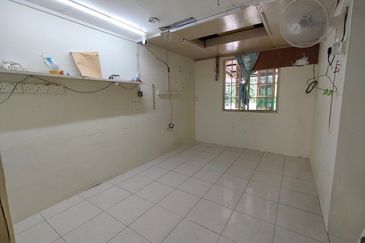 Double storey intermediate at Stapok Selatan Batu Kawa for sale